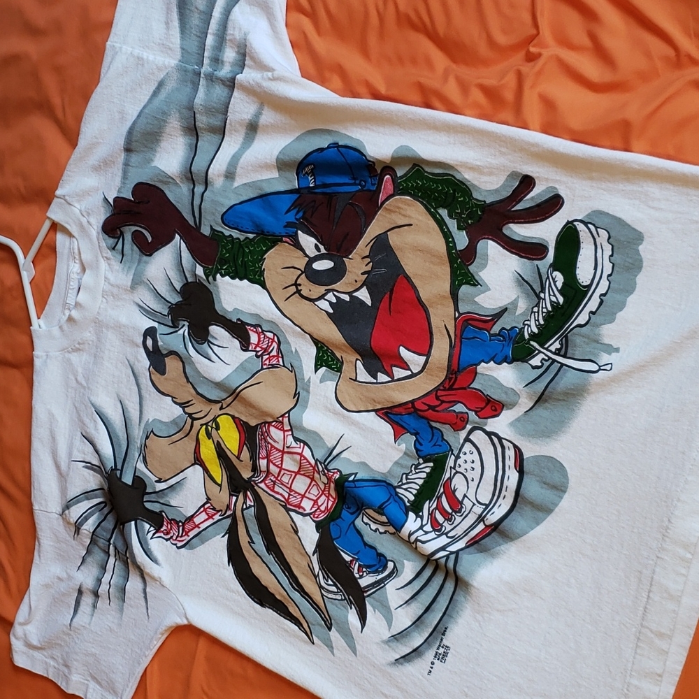 Classic Rare Vintage Retro 90s Looney Tunes Warner Bros. Freeze Get A Grip Shirt